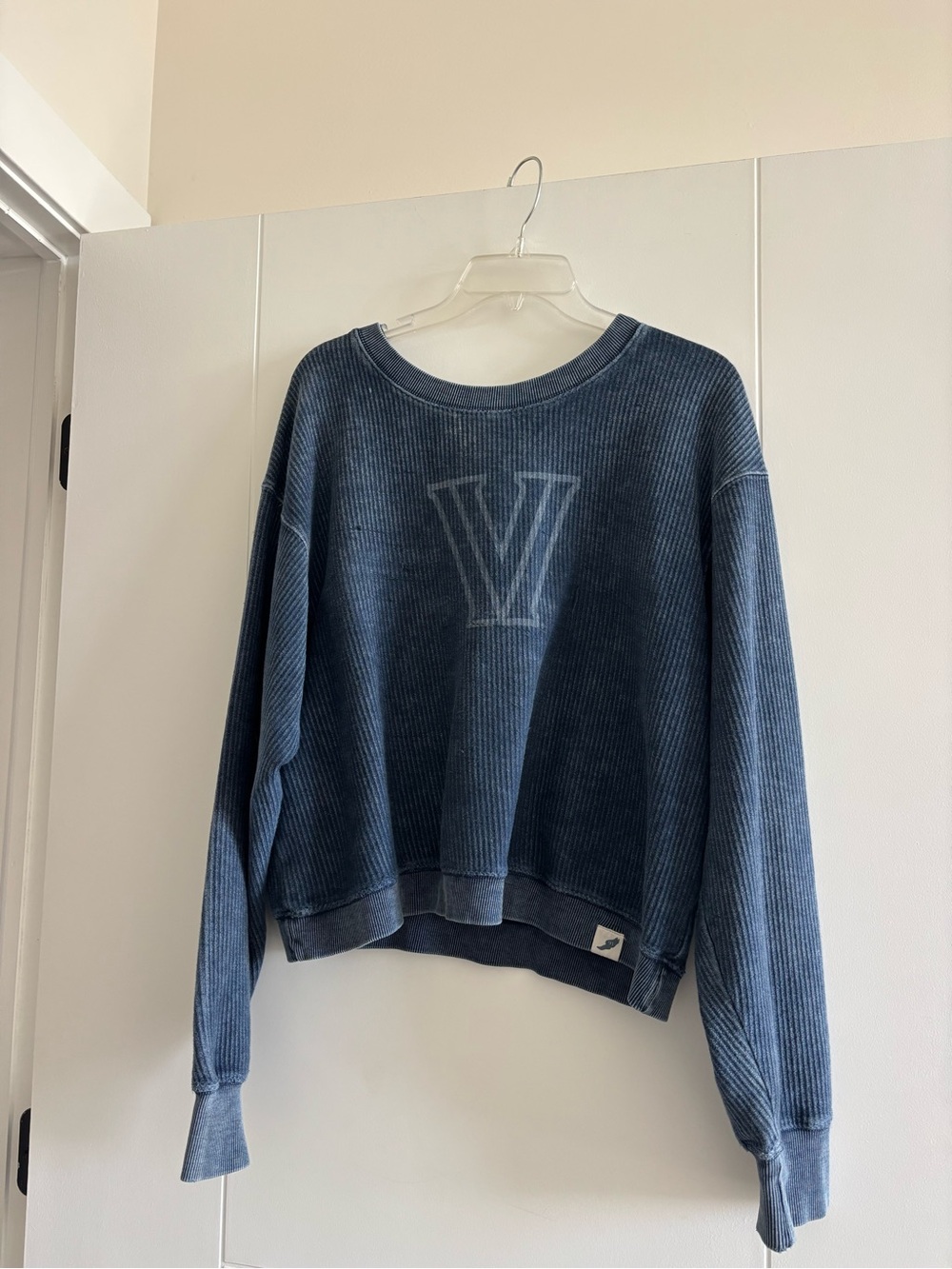 Please read XL Villanova University V sweatshirt
